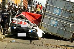 Accident: Le conteneur d'un camion remorque écrase un taxi et fait six morts
